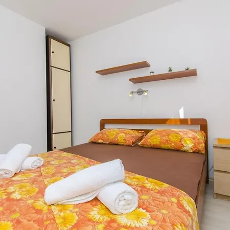 Holiday Stari Grad *